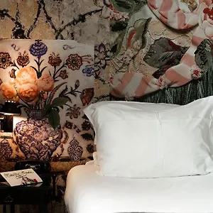 Du Petit Moulin, Haute Couture By Lacroix Otel Paris